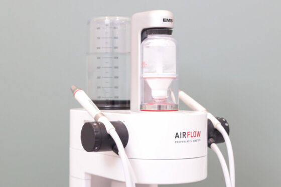 【神戸】エアフローとは？歯を傷つけない痛みの少ないクリーニングを歯科医が解説サムネイル